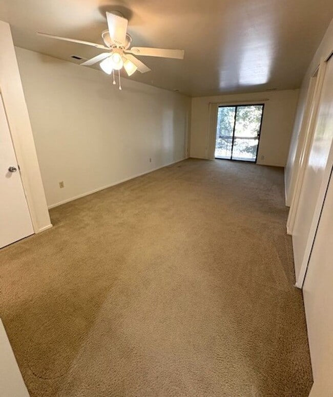 Building Photo - 1032 E 400 S
