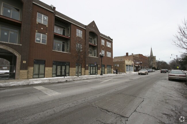Building Photo - Beverly Townhomes & Condos