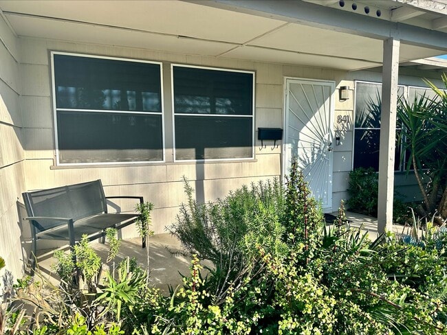 Building Photo - 841 Fairway Dr