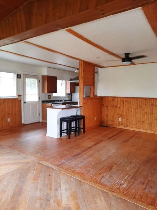 Building Photo - $1,500 - 2 Bedroom 1.5 Bathroom Cottage on...