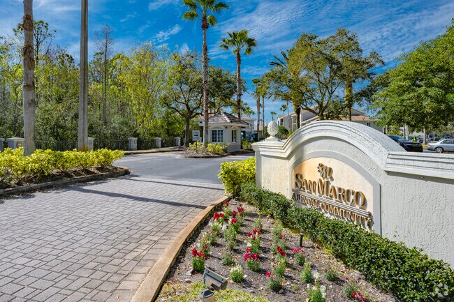 Entrada del edificio - San Marco Apartments