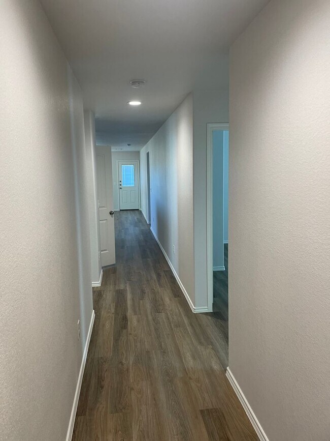 Foto del edificio - *Pre-Leasing* Four Bedroom | Two Bath Home...