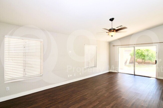 Foto del edificio - 865 N Jackson St
