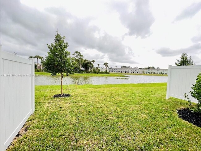 Foto del edificio - 6949 Harbours Edge Ave