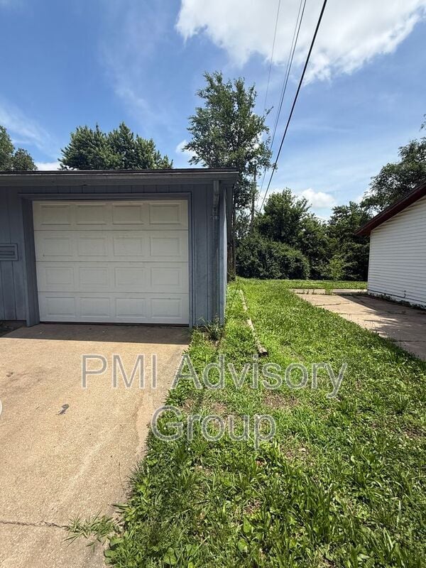 Building Photo - 6604 Meadowdale Dr