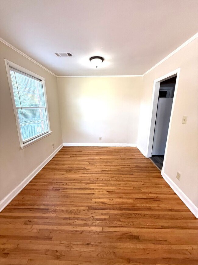 Foto del edificio - ** 3 bed 1 bath located in Highland Garden...