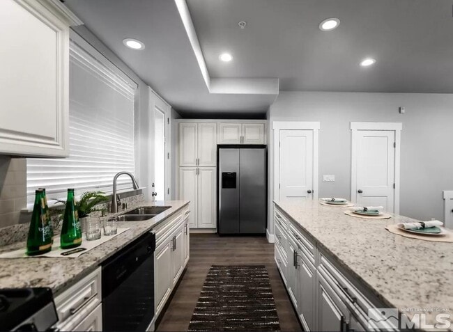 Foto del edificio - 730 Bluffs Ct