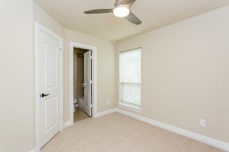 Building Photo - 6122 Garden Lakes Ln