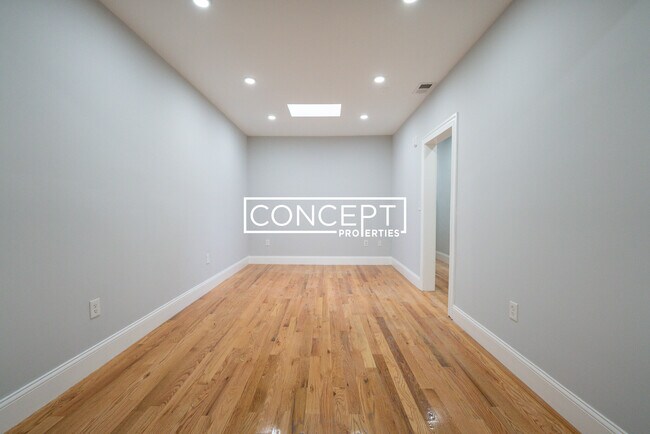 Building Photo - 372 Oxford St