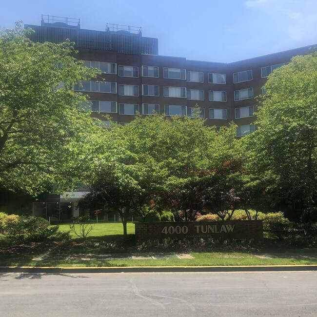 Foto del edificio - 4000 Tunlaw Rd NW