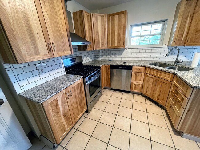 Building Photo - Beautiful Mt. Lebanon 4 bed 1.5 bath - Upd...