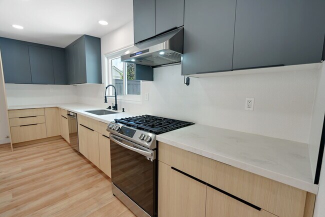 Foto del edificio - 5548 Irondale Ave