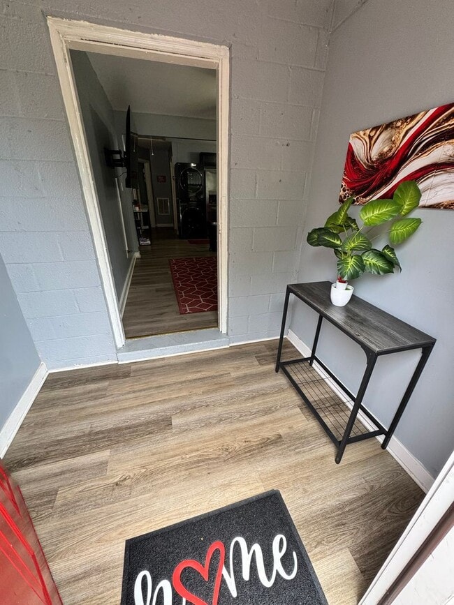 Building Photo - 3 Bed 3 Bath House near VCU and Byrd Park!