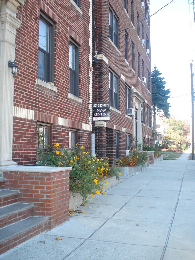 20 Lawton Ave, Cliffside Park, NJ 07010 Apartments in Cliffside Park