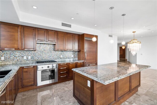 Building Photo - 2 br, 1.5 bath Condo - 3050 Scholarship