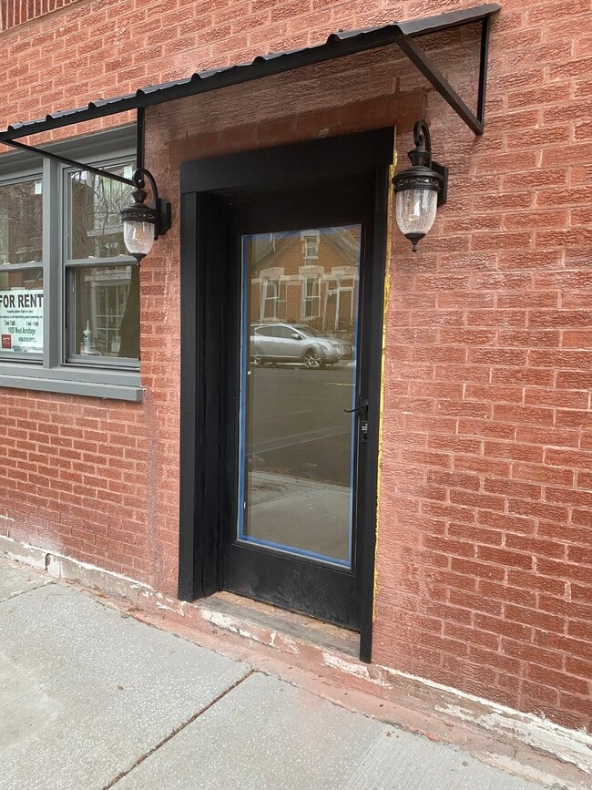 3 Bedroom private Entrance - 1925 W Armitage Ave Apartments