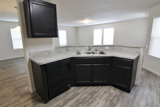 Foto del edificio - 5470 Quail Cove Ln