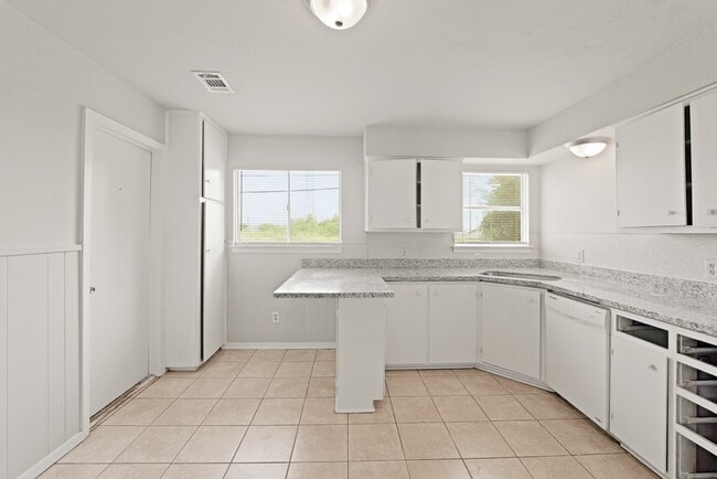 Building Photo - 326 Brookview St