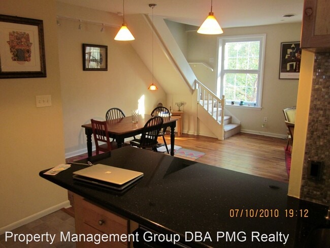 Building Photo - 2 br, 1.5 bath House - 1028 Pine Street - #3