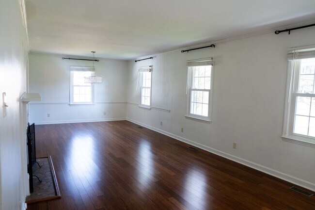 Building Photo - Beautiful 5 Bedroom Home in North Durham