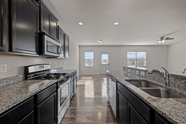 Foto del edificio - Spacious 5 Bedroom Home with 2-Car Garage,...