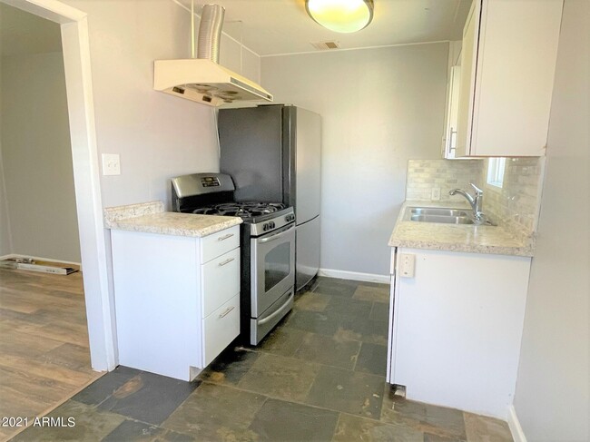 Foto del edificio - 9028 N 11th St