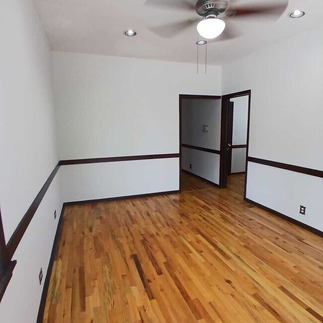 Foto del edificio - 2856 N Western Ave