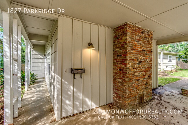 Building Photo - 1827 Parkridge Dr