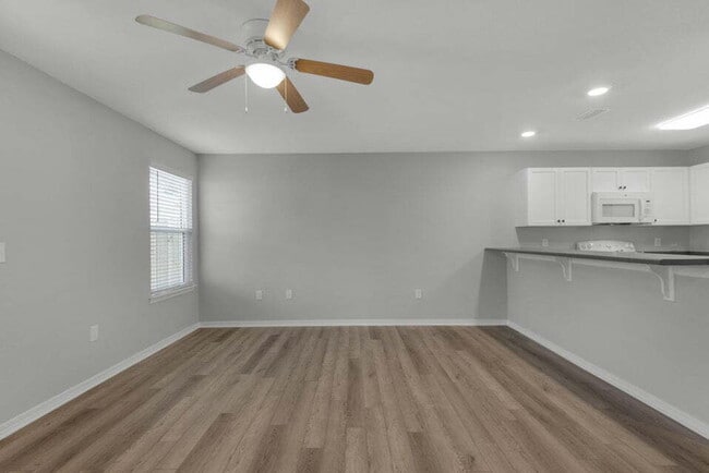Building Photo - "Charming 2-Bed Townhouse Retreat in Fort Walton Beach with 2.5 Baths!"