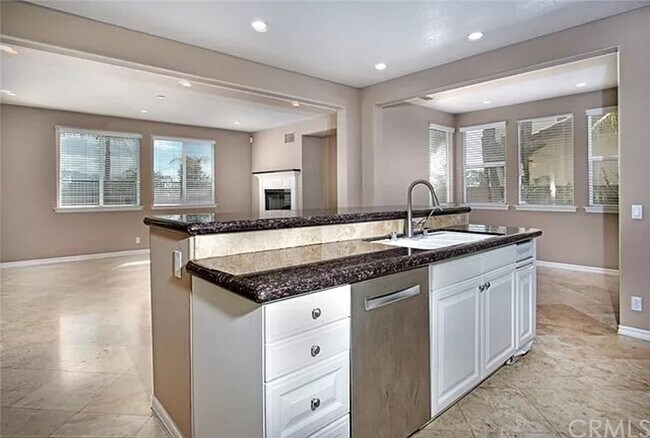 Building Photo - 4 BEDROOM, 3 BATH WITH BONUS ROOM (SERRANO...