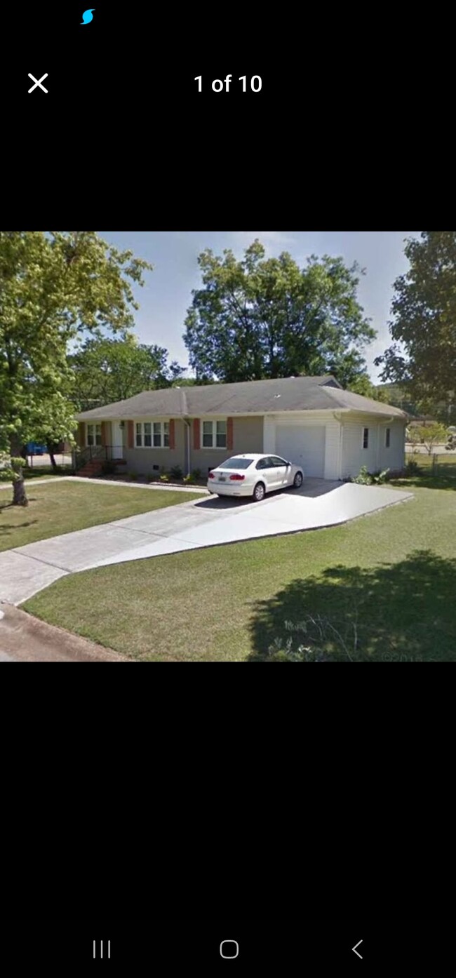 Building Photo - 824 Chambers Dr NE