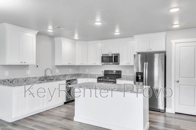 Primary Photo - 1042 N 120 E St