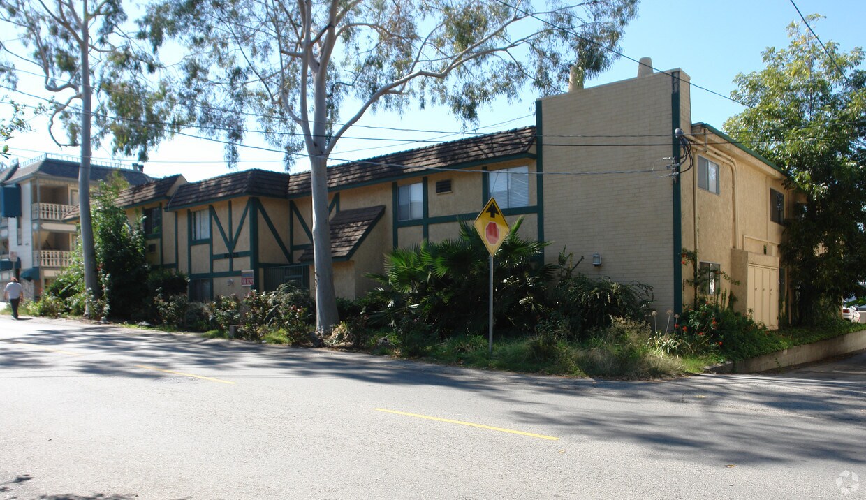 Foto del edificio - 10635 Sherman Grove