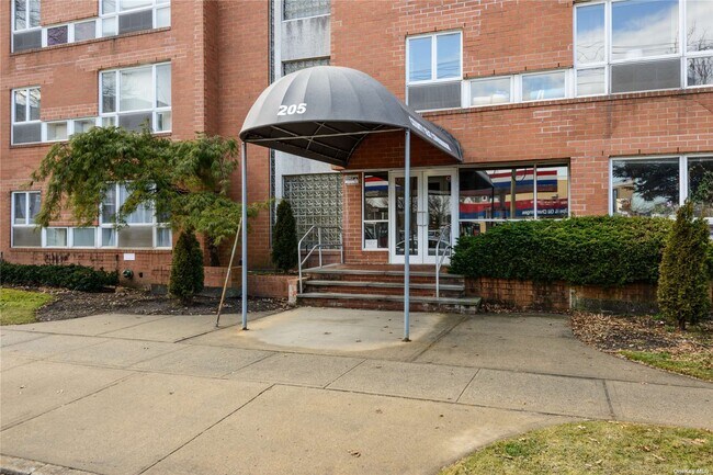 Foto del edificio - 205 Mineola Blvd