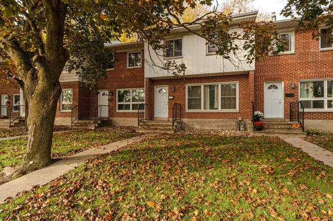 Building Photo - West Park I Townhouses