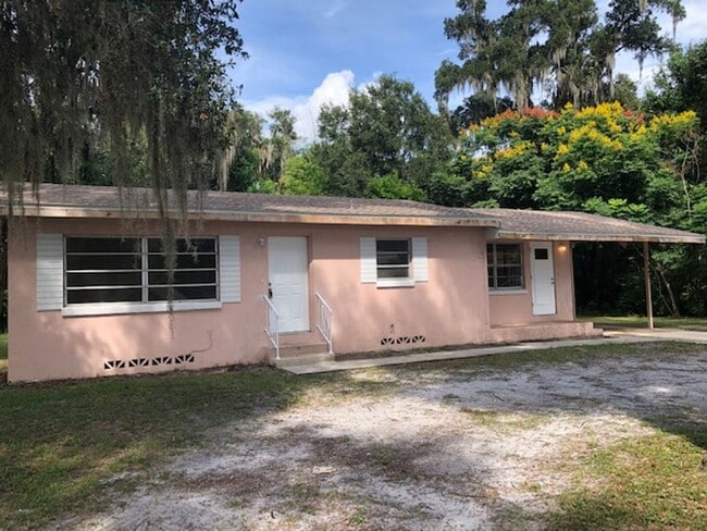 Building Photo - 3 Bed 1 Bath | Carport | Washer/Dryer Hook...