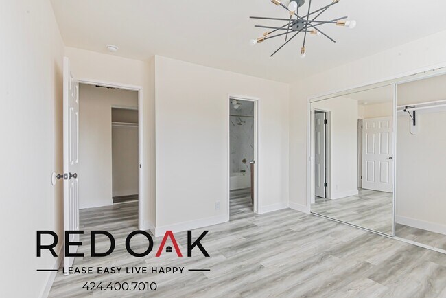 Building Photo - Excellent Two Bedroom with Contemporary Li...