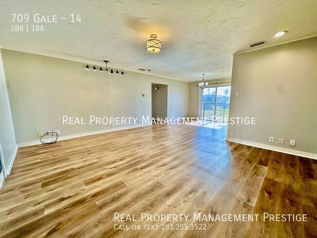 Building Photo - Charming 2 Bed 1 Bathroom Condo in the hea...