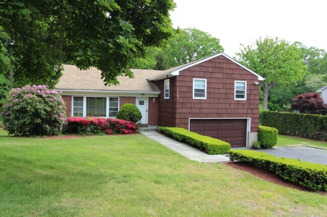 Foto del edificio - 4 Bedroom 3 Bath Well Kept House in West Harrison $5300