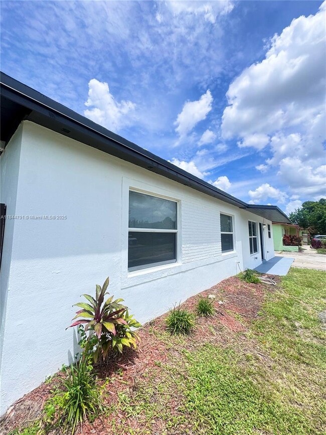 Building Photo - 3731 SW 58th Terrace