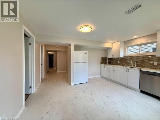 Building Photo - 568 Woolgrass Ave