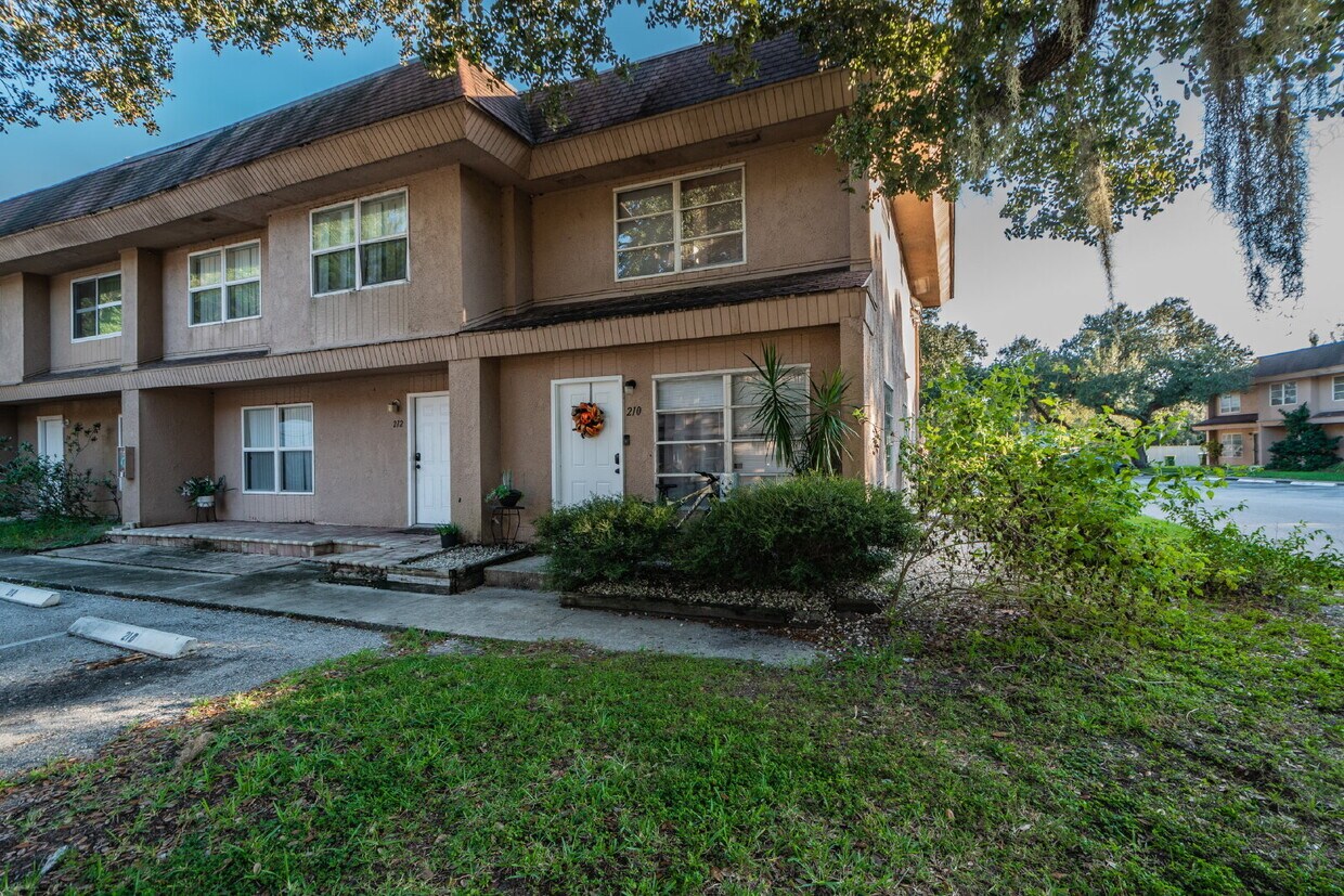Foto principal - 2 Story Condo for Annual rent in Fairway Oaks