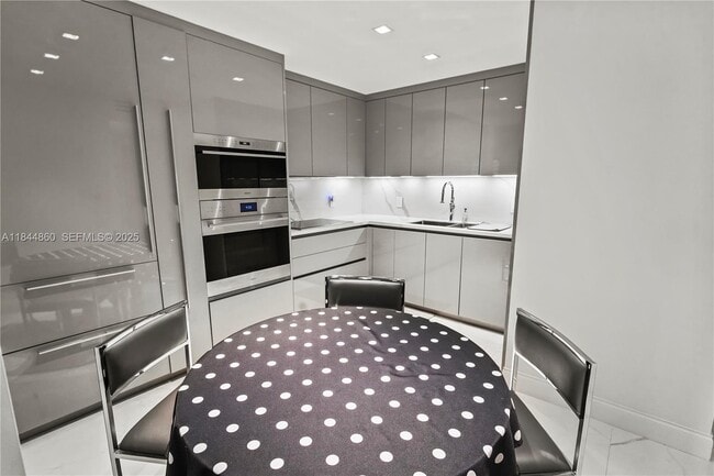 Foto del edificio - 8877 Collins Ave