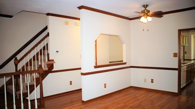 Building Photo - 522 S Lake Cir