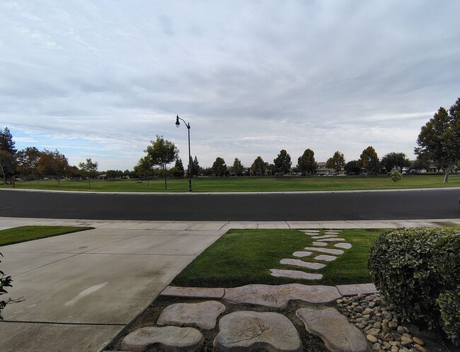 Building Photo - 880 Raccoon Valley Dr