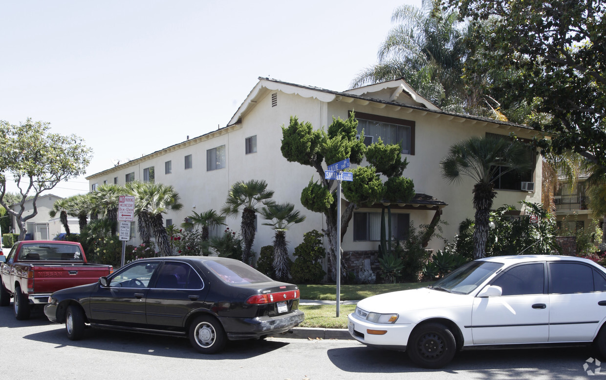 Foto del edificio - 2301 E Santa Fe Ave