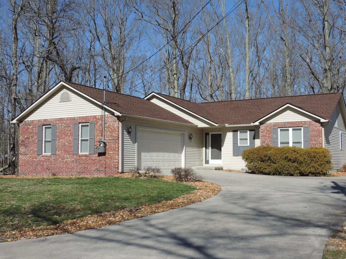 Primary Photo - 122 Lakeside Dr