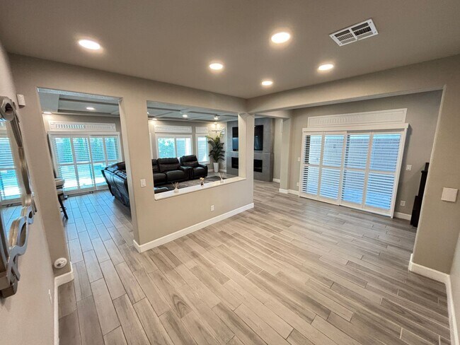 Foto del edificio - Contemporary 4Bed/3Bath/3 Car/+ Bonus room -residence located in the Silverado Ranch area