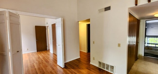 Building Photo - Spacious 2Bd 1.5 Ba Townhome with Loft