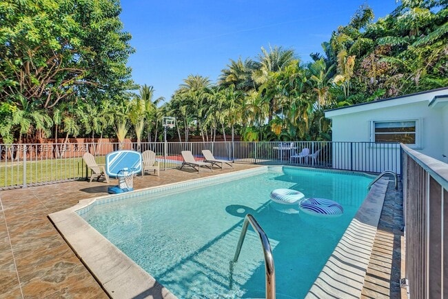 Building Photo - 3757 Prairie Ave